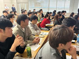 熱心に話を聞く参加者