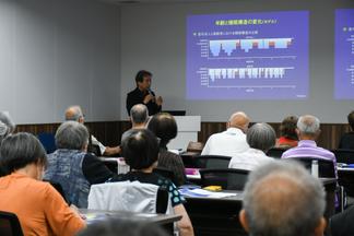 メモを取りながら真剣に講義を聴く参加者