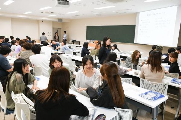 西日本新聞社との連携協定を生かした「まわしよみ新聞」を実践～情報収集、加工、分析、発信するキャリアデザイン授業がスタート（情報社会学科） 