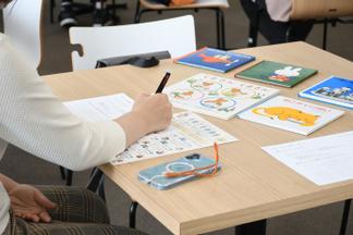 メモを取りながら話を聞く参加者