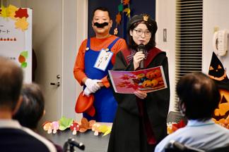 スタッフも全員仮装をしておもてなし