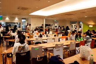 学食(Medicafe)でのお昼休憩の様子
