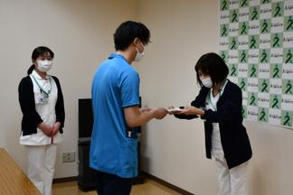 表彰を受ける栗山さん