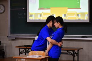 D子さんに突然抱き付くC子さん