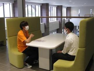 在学生も高校生の質問に対応しました。