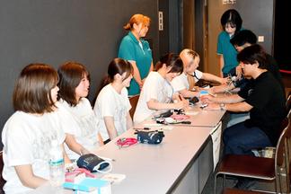 医学部看護学科学生による参加者への健康チェック