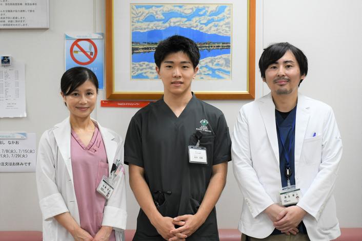 指導医の佐藤医師（左）、真玉医師（右）と松井さん