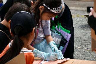 可愛い仮装でイベントに参加する子どもたち