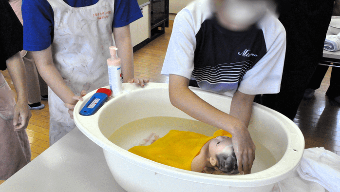 久留米市三潴町「赤ちゃんふれあい体験学習」を医学研究科の学生が支援