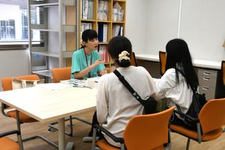 奨学金制度や入試などについて答える職員