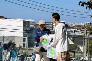 来場者にチラシを配布中