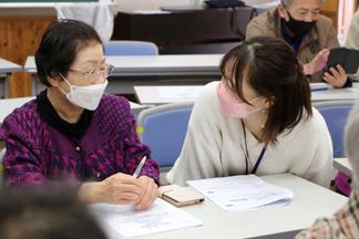 しっかりと話を聞く学生