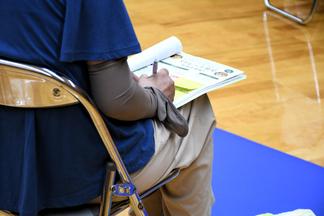 メモをとり話を聞く参加者