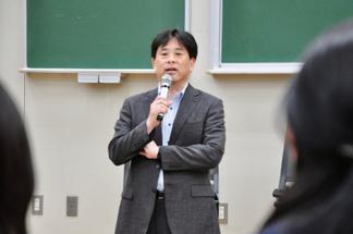 挨拶をする山本健医学部長