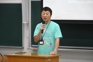 ガイダンスにて学科説明をする西 昭徳学科長