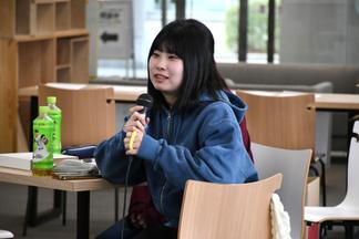 篠崎先生に質問する学生