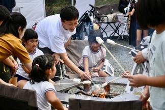 大人気の焼きマシュマロ体験
