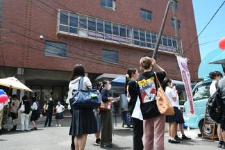 飲食ブースが設置された臨床検査専門学校校舎前