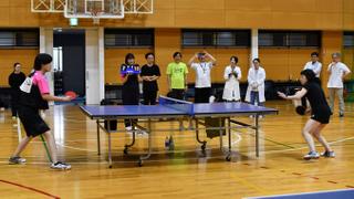 ハーバード大学教授と医学部卓球部が交流試合を実施