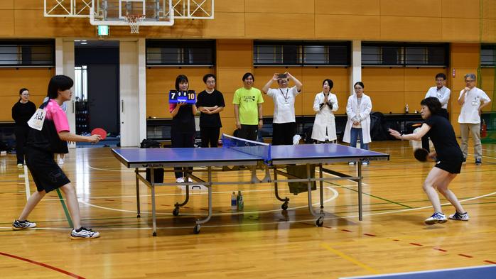 ハーバード大学教授と医学部卓球部が交流試合を実施