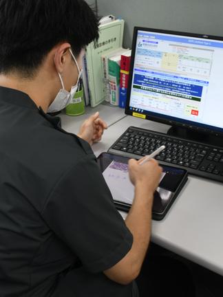 メモを取りながら指導を受ける様子