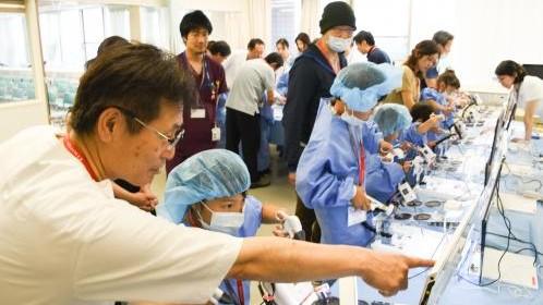 久留米大学病院で子どもたちが手術模擬体験