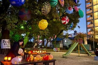 ランタンでライトアップされた会場