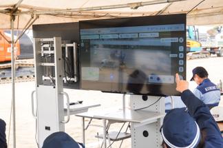 ドローンで映し出された復旧作業訓練の様子