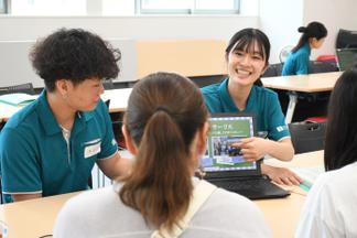 先輩たちが来場者の質問に対応しました