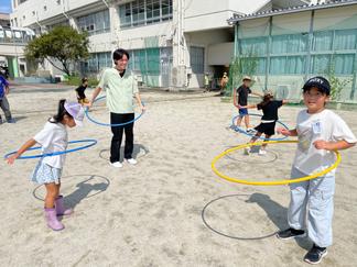 お昼休みの校庭の様子