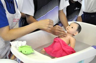 石鹸の泡で優しく洗います
