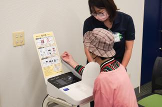 講演後に血圧の測定方法を実演