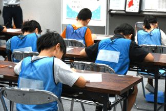 プリント学習では、時間内に終わるように集中して取り組みます