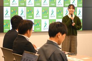 学校長として抱負を述べる田鍋さん