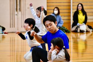 まずは音楽にあわせて準備運動