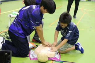 最後は参加者代表がAEDを使って実践