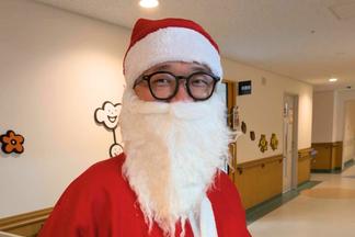 サンタに扮した舛井先生