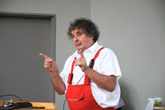 情熱を持って学生に語りかけるジネスト氏