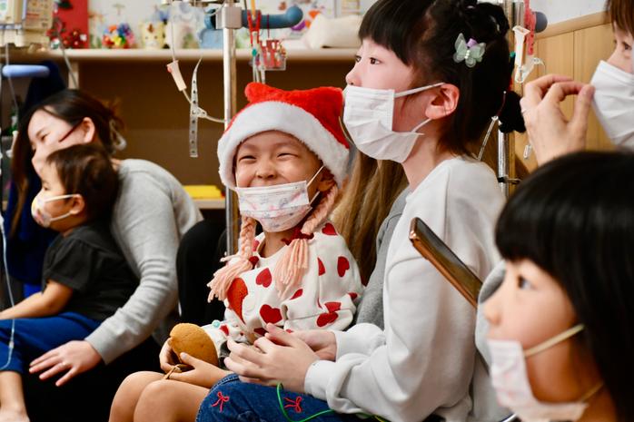 入院中の子どもたちに笑顔を 小児病棟でクリスマス会