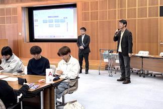 説明をする近江先生（向かって右）と澤田先生