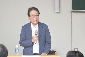 開会挨拶する久留米大学 安陪常務理事