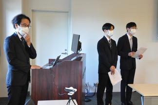 動画制作の発表を行う学生と監修した伊藤慈晃先生