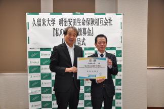 内村理事長・学長（左）と佐藤支社長（右）