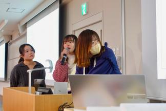 プレゼンテーションを行う学生