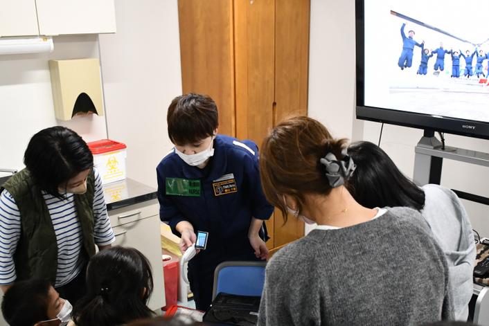 フライトナースによるヘリ内で使う救急用具の説明