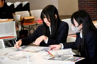 時間割作りを楽しむ参加者