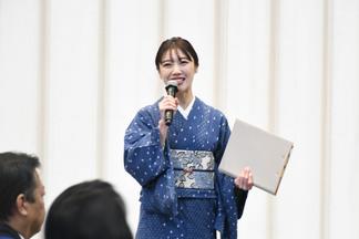 久留米絣の着物で登場した黒田りささん