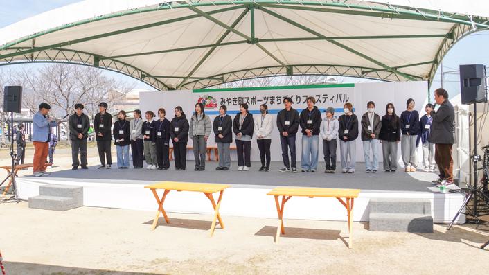 イベントが無事終了し、紹介を受ける学生たち