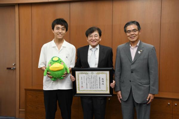 左から小栁さん、町田校長、大久保市長