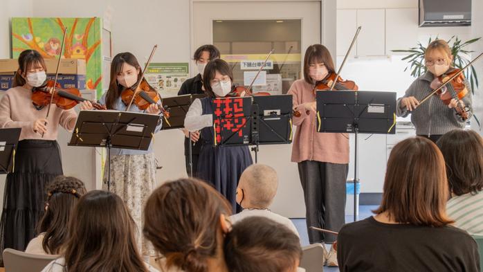 小児科病棟で学生たちがクリスマスコンサートを開催